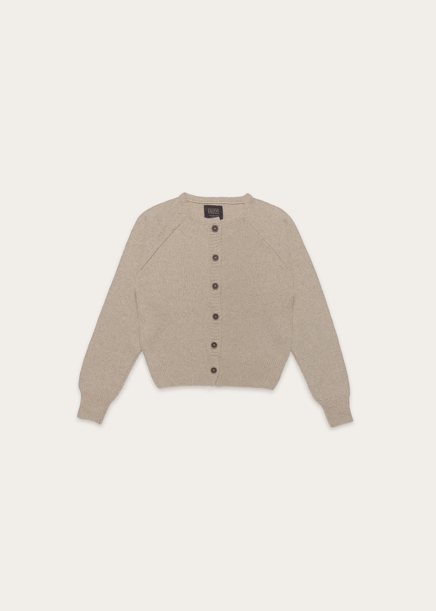 Cardigan IAIOS beige o marrón claro con botones frontales, fotografía en plano (flat lay), hecho en Catalunya (España) con hilo reciclado.