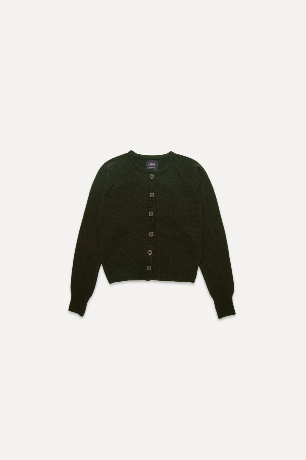 Cardigan IAIOS verde oscuro con botones frontales, fotografía en plano (flat lay), hecho en Catalunya (España) con hilo reciclado