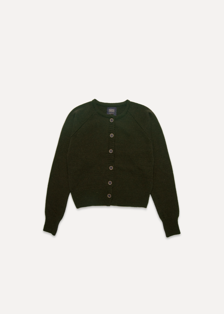 Cardigan IAIOS verde oscuro con botones frontales, fotografía en plano (flat lay), hecho en Catalunya (España) con hilo reciclado