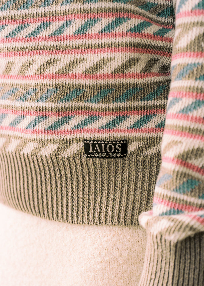 Jersey de mujer IAIOS en beige con detalles en rosa, azul y blanco, detalle del tejido elaborado con hilo reciclado en talleres de Catalunya (España).