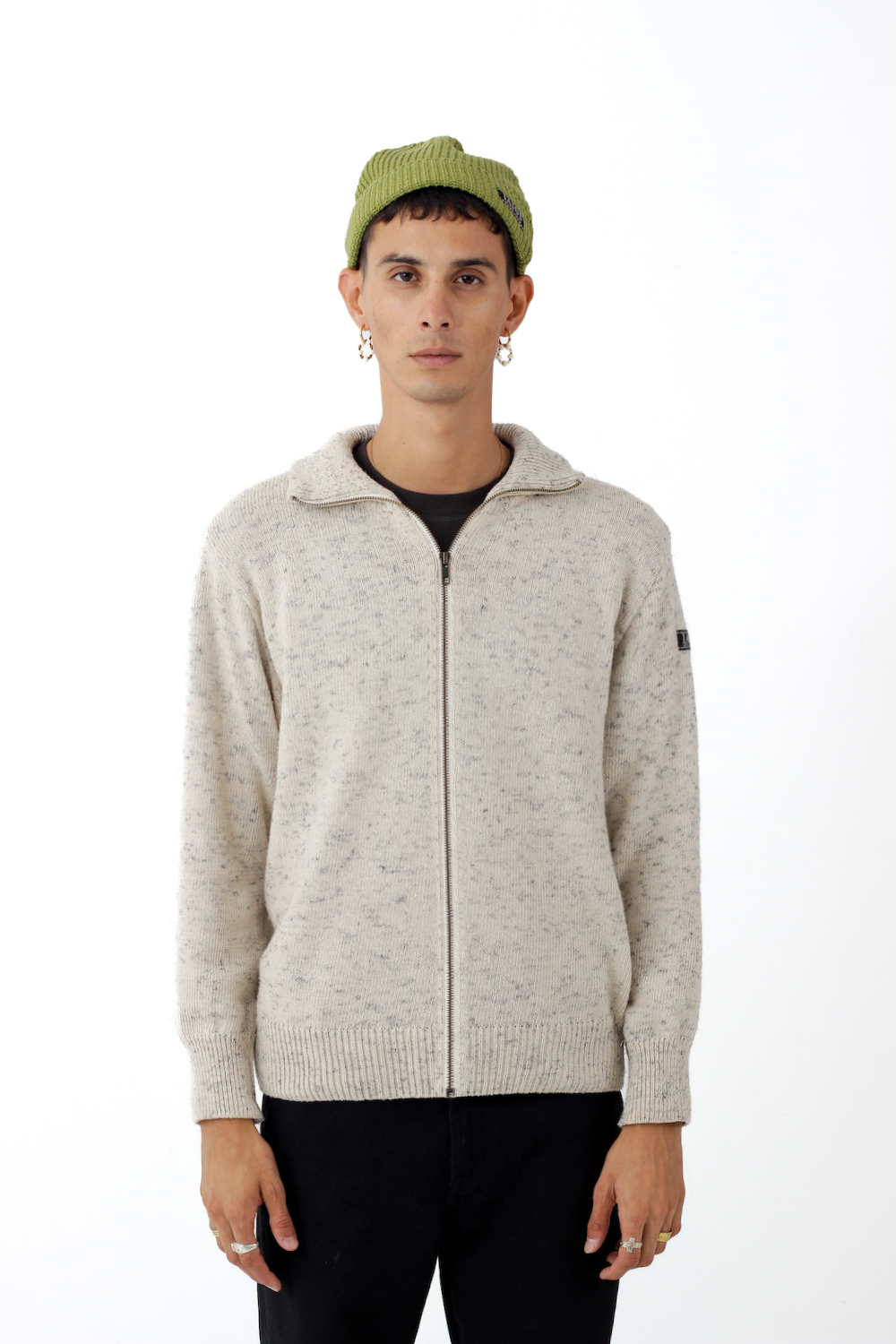 Jersey IAIOS unisex blanco jaspeado con cremallera completa y cuello alto, tejido con hilo reciclado en pequeños talleres de Catalunya (España).