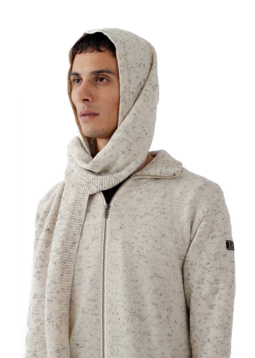 Jersey IAIOS blanco jaspeado con cuello alto y cremallera, detalle del tejido elaborado con hilo reciclado en talleres de Catalunya (España).