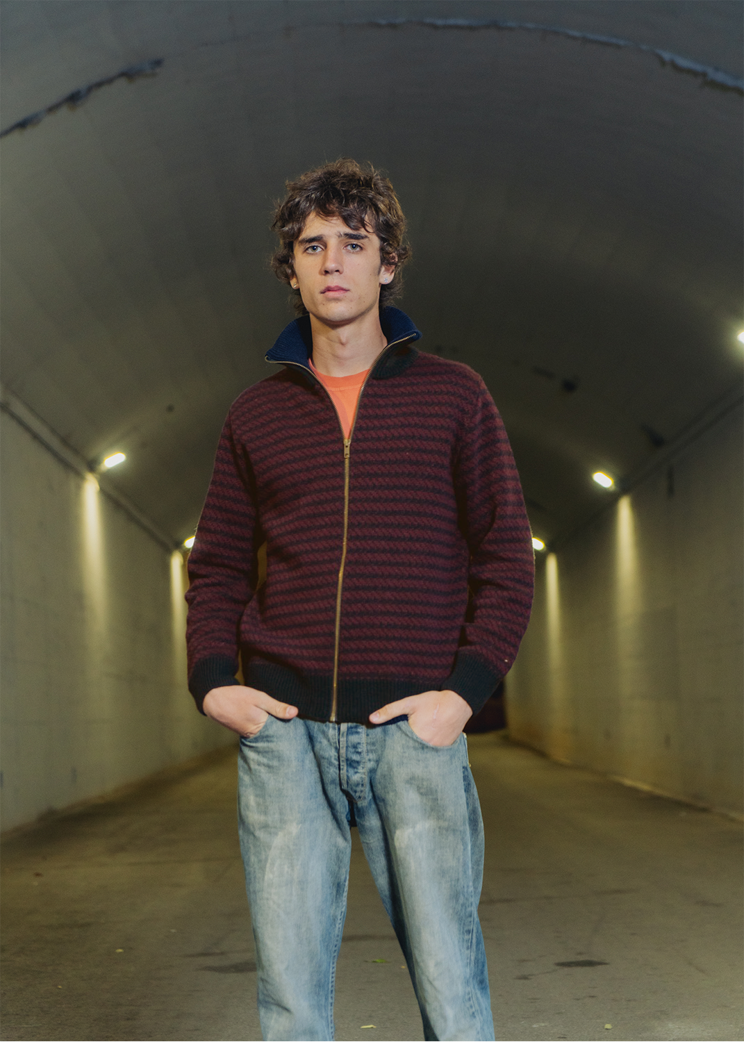 Jersey cardigan unisex IAIOS con cremallera completa, tonos burdeos y azul marino en patrón de espigas horizontales, hecho en Catalunya (España) con hilo reciclado.