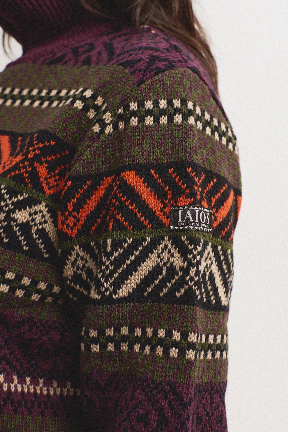 Jersey IAIOS azul oscuro con cuello alto y cremallera, detalle del tejido elaborado con hilo reciclado en talleres de Catalunya (España).