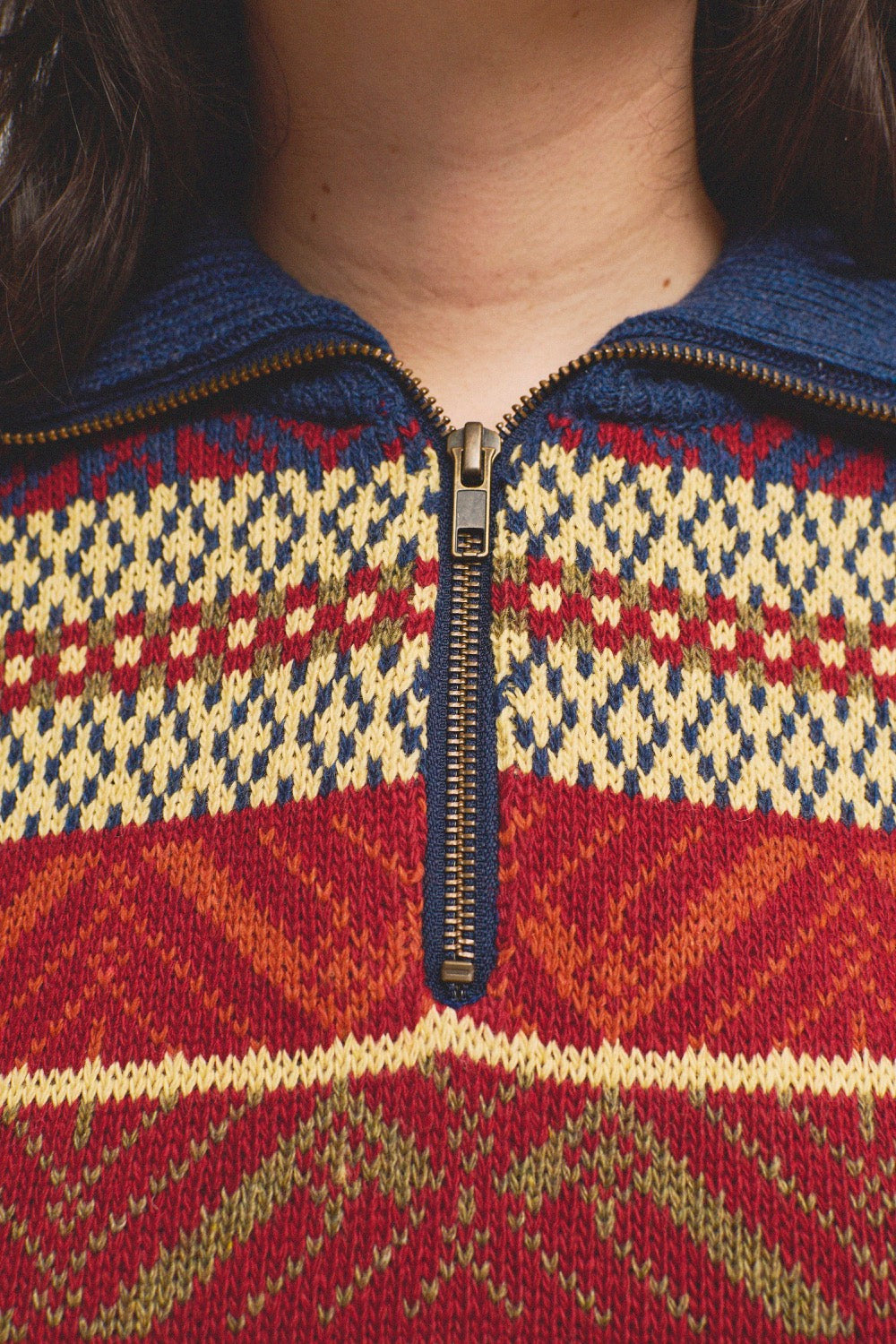 Jersey IAIOS azul oscuro con cuello alto y cremallera, detalle del tejido elaborado con hilo reciclado en talleres de Catalunya (España).