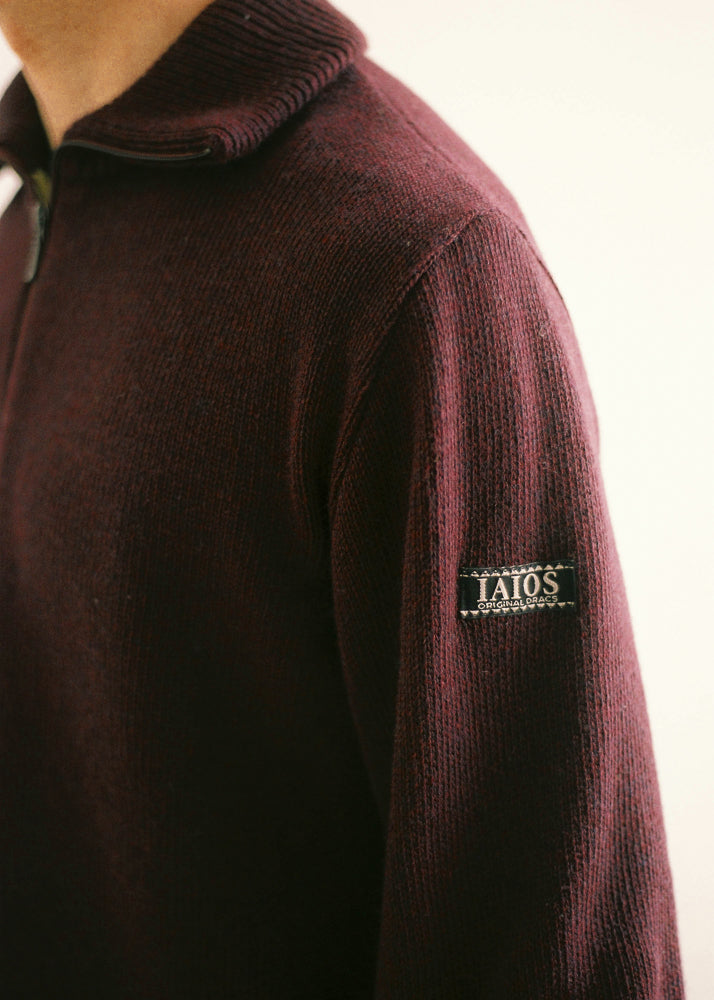 Jersey unisex IAIOS granate con media cremallera, detalle del tejido, moda sostenible elaborada con hilo reciclado en talleres de Catalunya (España).