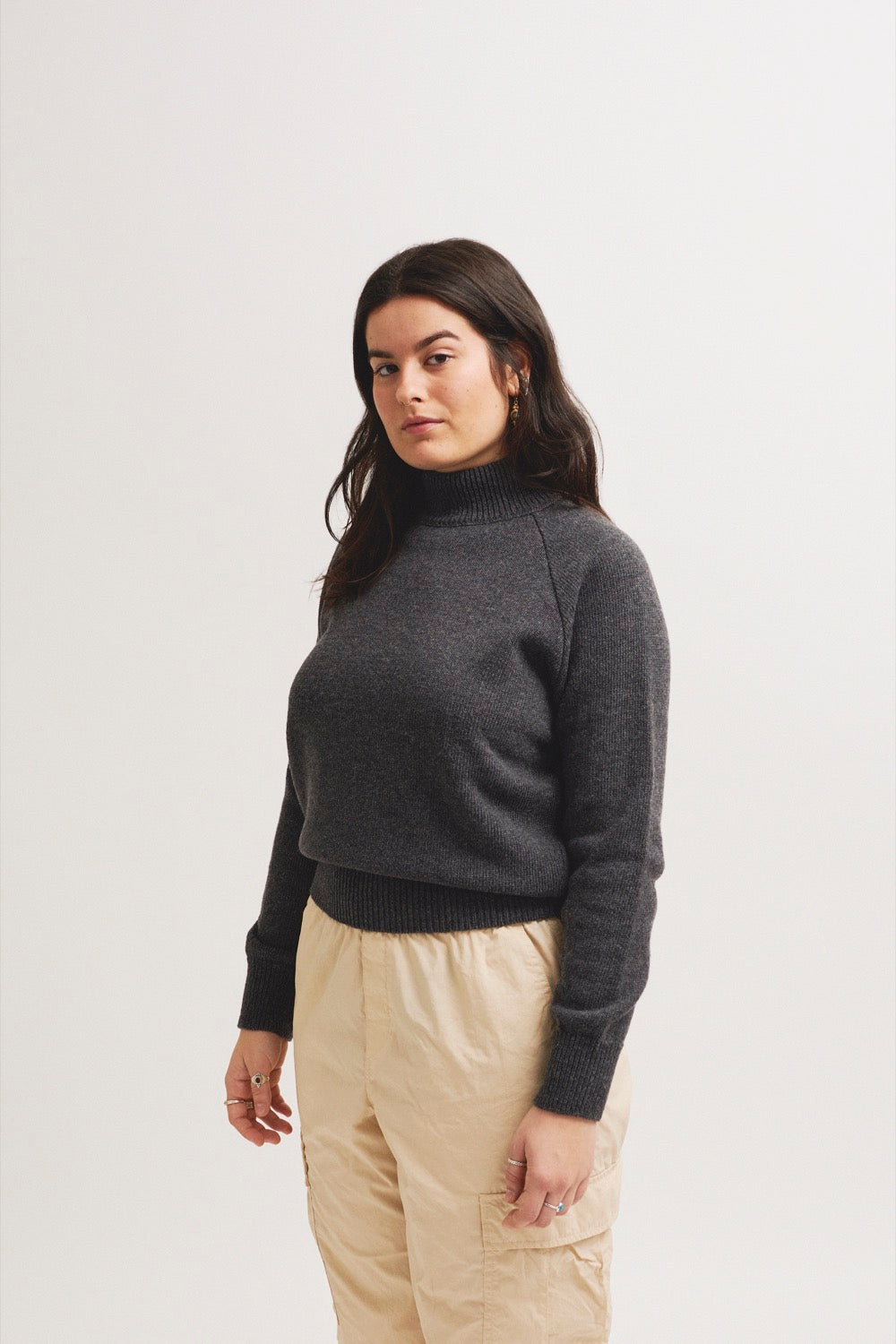 Jersey unisex IAIOS gris oscuro jaspeado con cálido cuello alto y diseño versátil, tejido con hilo reciclado en pequeños talleres de Catalunya (España).