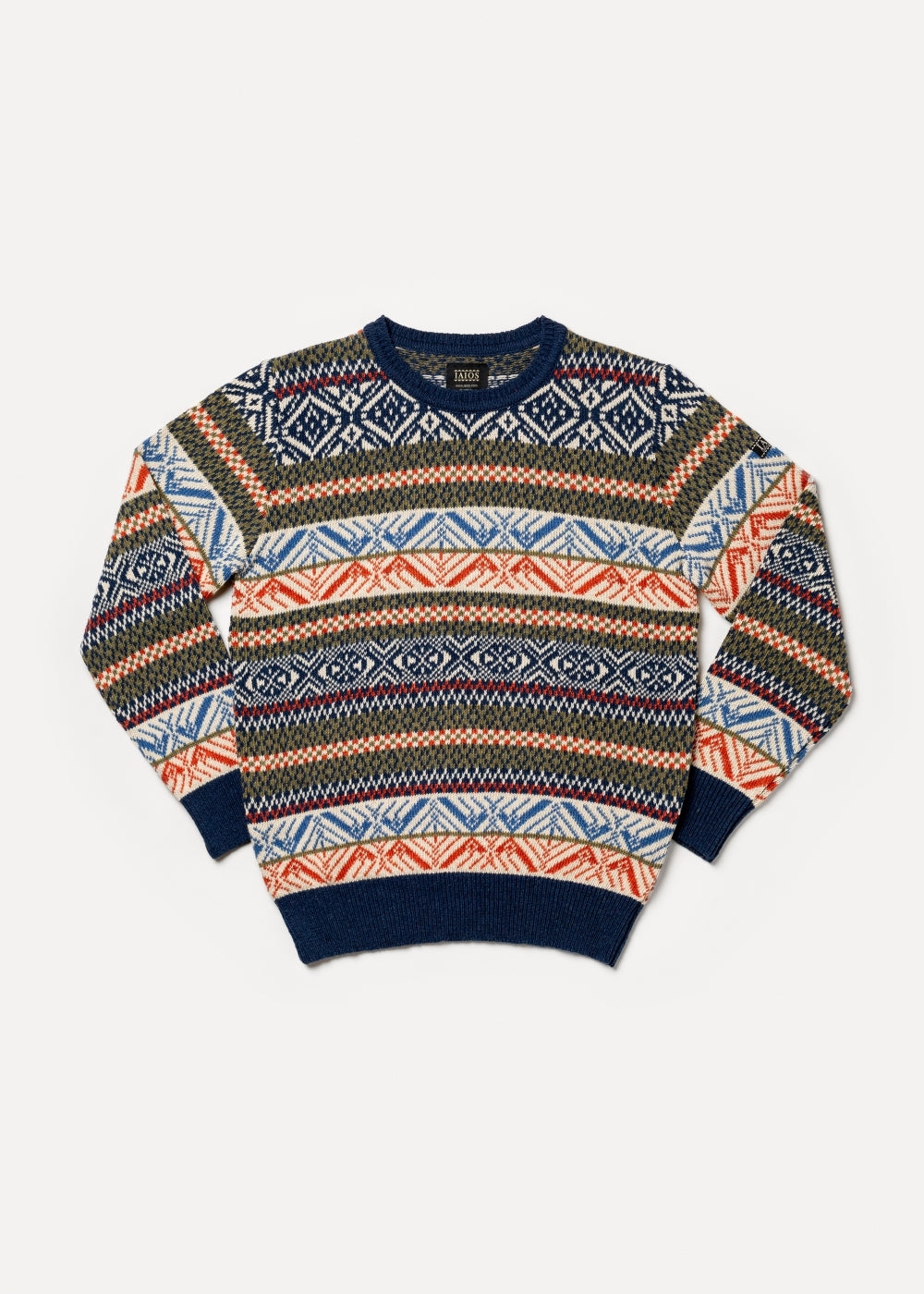 Jersey de hombre IAIOS tipo nórdico en azul marino, blanco y rojo, moda sostenible, fotografía en plano (flat lay), hecho en Catalunya (España) con hilo reciclado.
