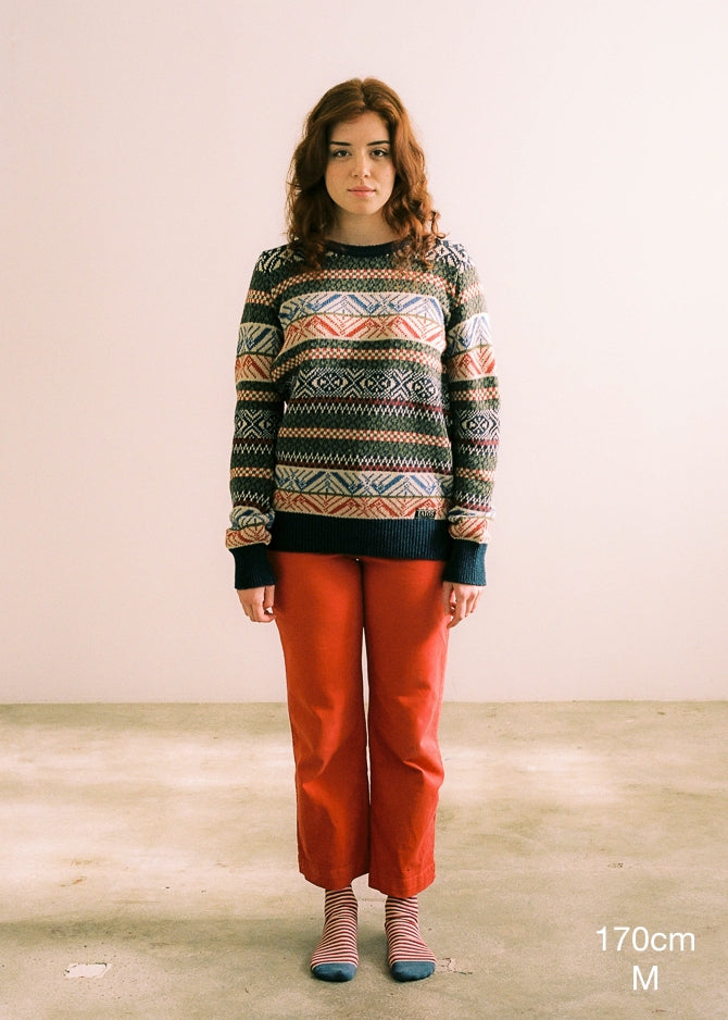 Jersey de mujer IAIOS tipo nórdico en tonos marineros, detalle del tejido con motivos invernales, moda sostenible elaborada con hilo reciclado en talleres de Catalunya (España).