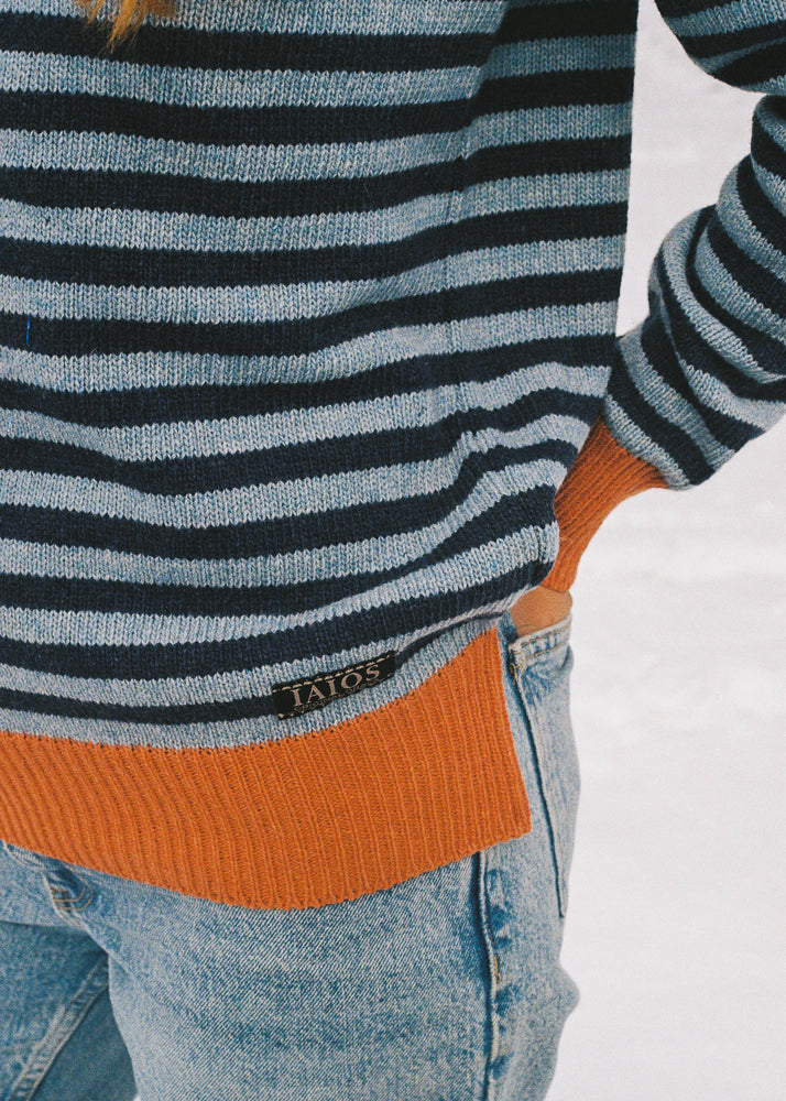 Jersey unisex IAIOS de rayas azul y naranja, detalle del tejido, moda sostenible elaborada con hilo reciclado en talleres de Catalunya (España).