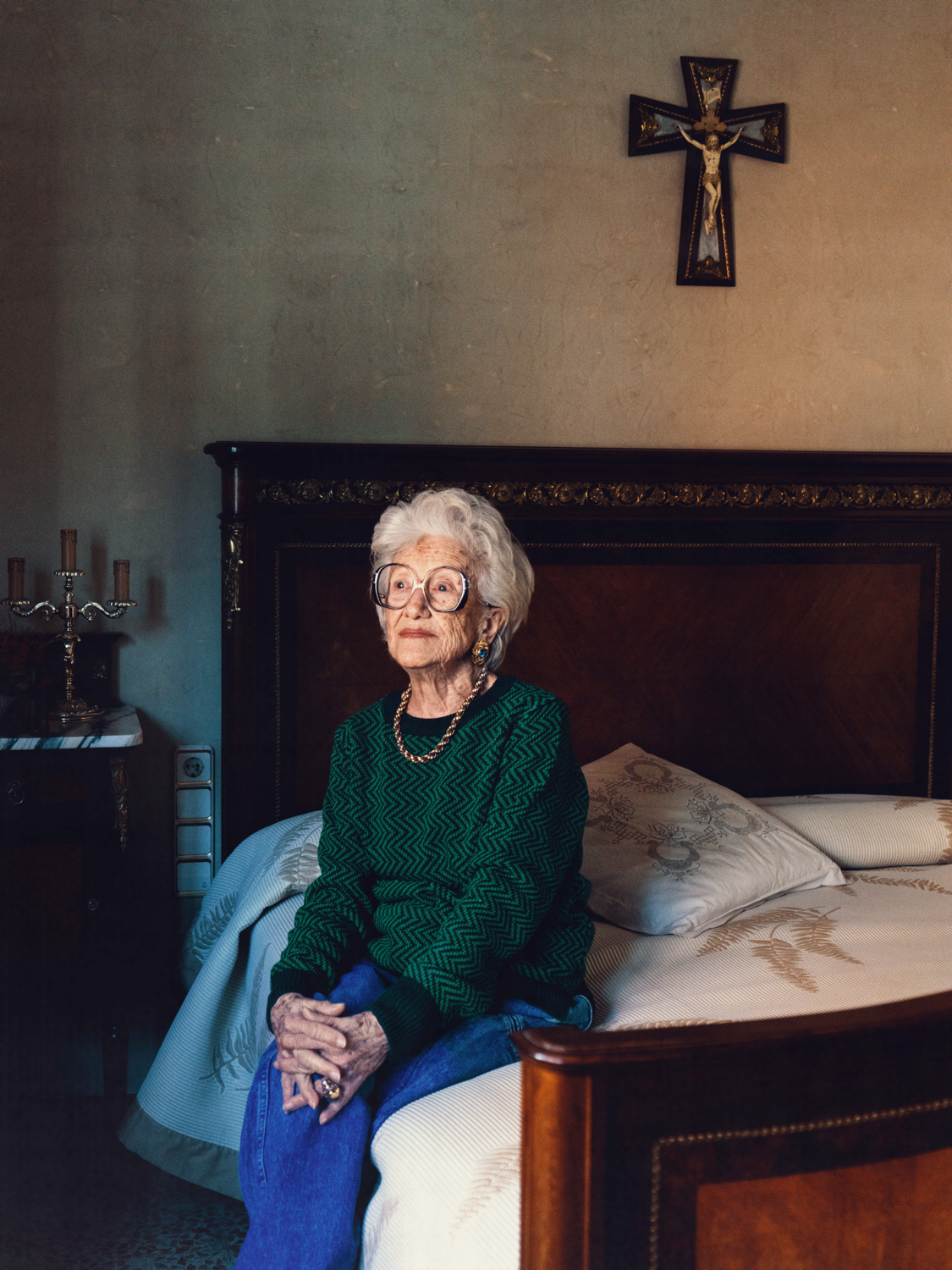 La abuela lleva el jersey unisex IAIOS verde con diseño de zigzag, moda sostenible hecha en Catalunya (España) con hilo reciclado, ideal para invierno.