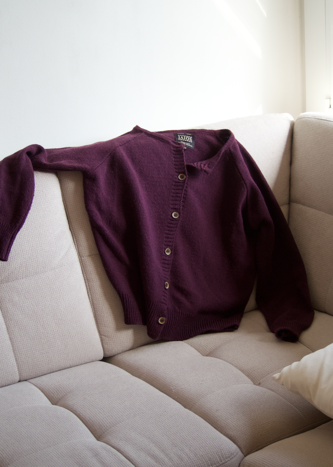 Jersey sostenible IAIOS color vino o berenjena con botones frontales, manga larga y diseño clásico atemporal, hecho en Catalunya (España) con hilo reciclado.