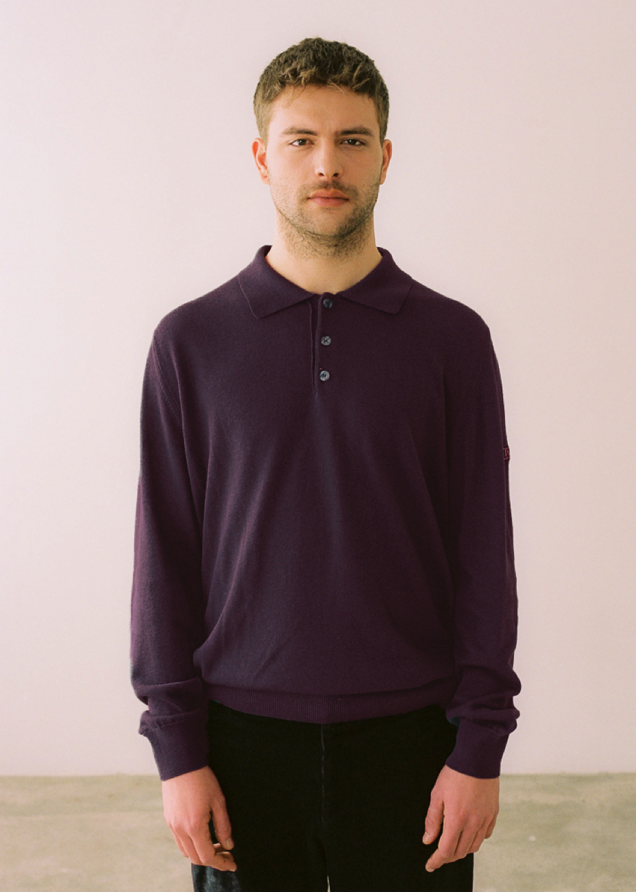 Polo IAIOS granate o berenjena unisex de manga larga con cuello de solapa y botones, hecho en pequeños talleres de Catalunya (España) con algodón reciclado.