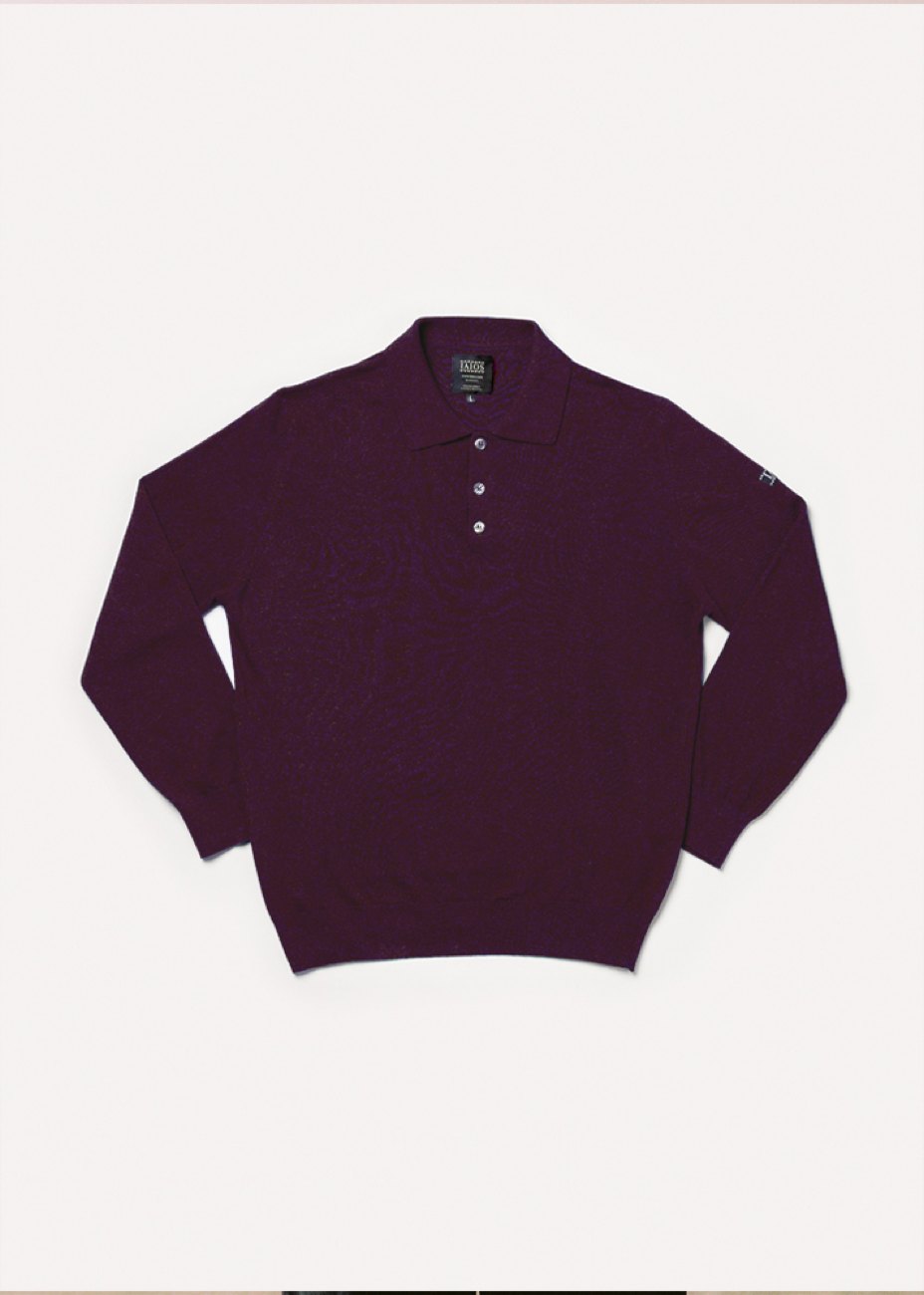 Polo unisex IAIOS granate o berenjena de manga larga, cuello de solapa y botones frontales, fotografía en plano (flat lay), hecho en Catalunya (España) con algodón reciclado.