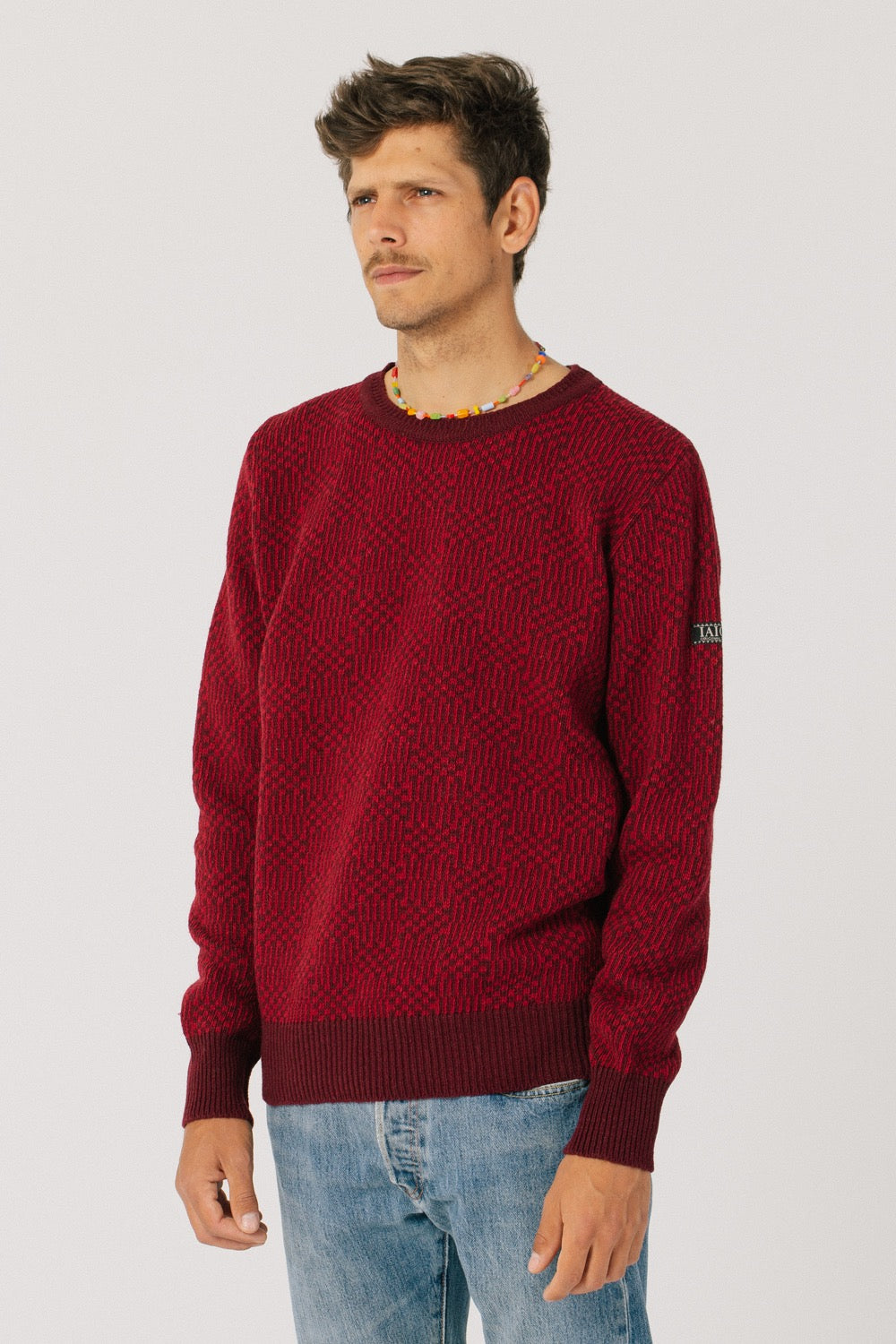 El modelo con el jersey que por sus colores es perfecto para llevar en cualquier ocasión ya que queda bien con todos los colores de chaqueta y pantalón.