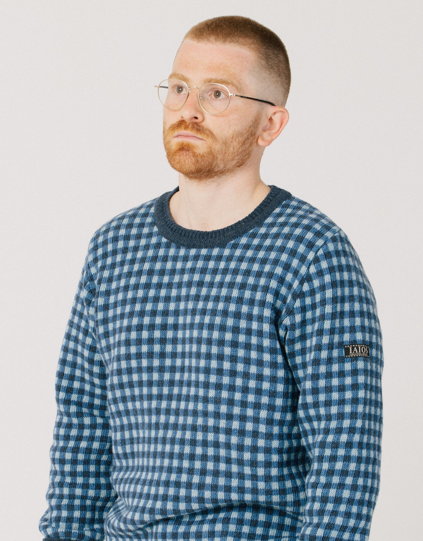 Modelo con el jersey de frente. La forma del jersey es el patrón básico.