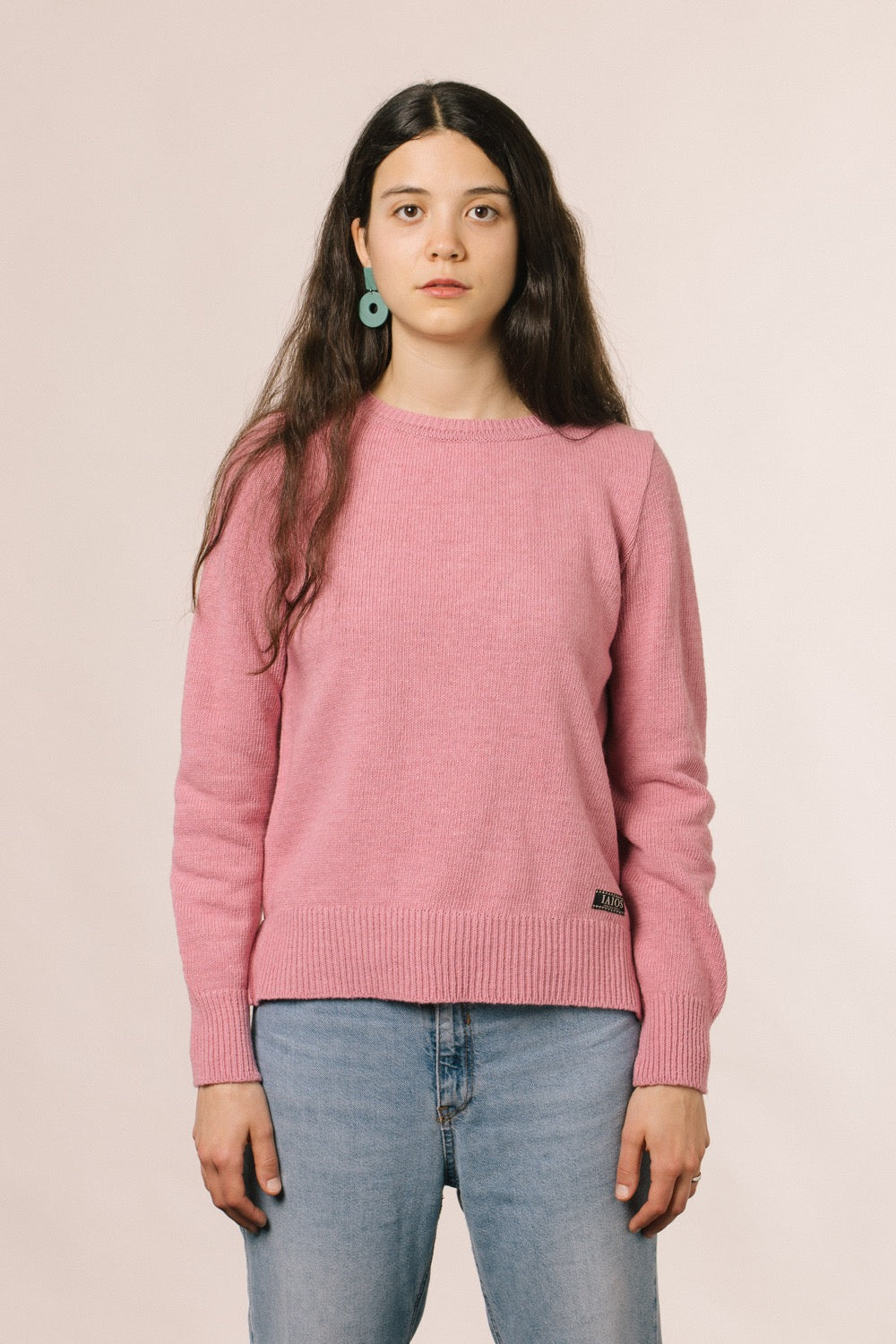 La modelo de frente. La forma del jersey es básica y recta por lo que queda bien en todos los cuerpos. El jersey tiene unos cortes en los lados en la parte inferior.