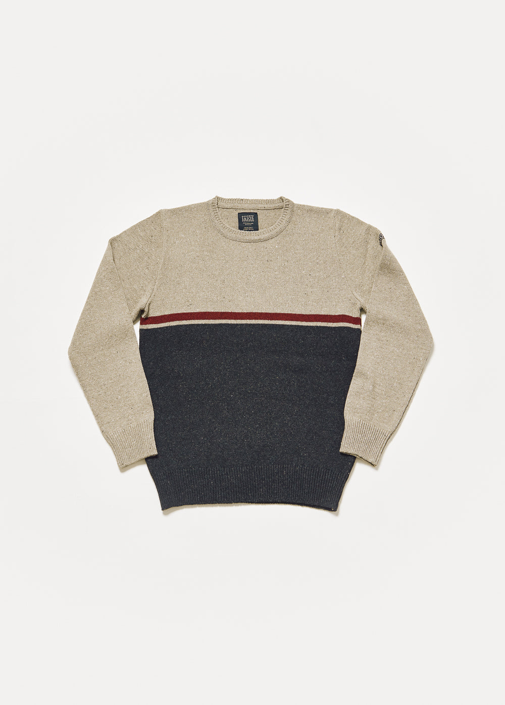 Jersey de punto de hombre o unisex. La mitad superior del jersey es de color marron claro y la inferior negra. Una linea de color granate separa ambas franjas.