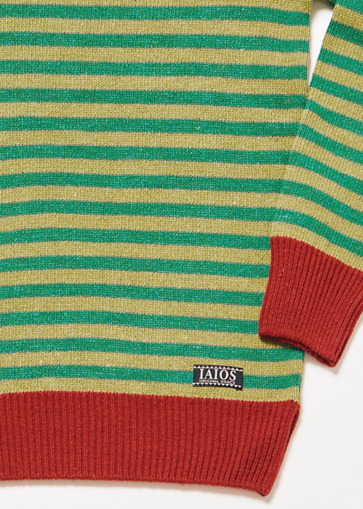 Jersey unisex IAIOS de rayas verde y rojo, detalle del tejido, moda sostenible elaborada con hilo reciclado en talleres de Catalunya (España).
Si quieres, puedo agrupar todos tus jerseys de rayas (azul, rojo, verde-rojo, multicolor) en un solo bloque para que subas el catálogo con coherencia SEO y naming uniforme.