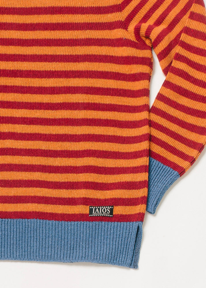 Jersey unisex IAIOS Truth de rayas naranja, rojo y azul, detalle del tejido, moda sostenible elaborada con hilo reciclado en talleres de Catalunya (España).