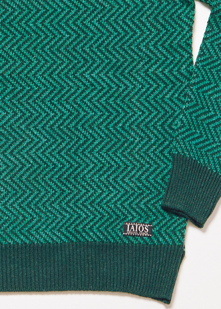 Jersey unisex IAIOS verde con diseño zigzag, detalle del tejido, moda sostenible elaborada con hilo reciclado en talleres de Catalunya (España).