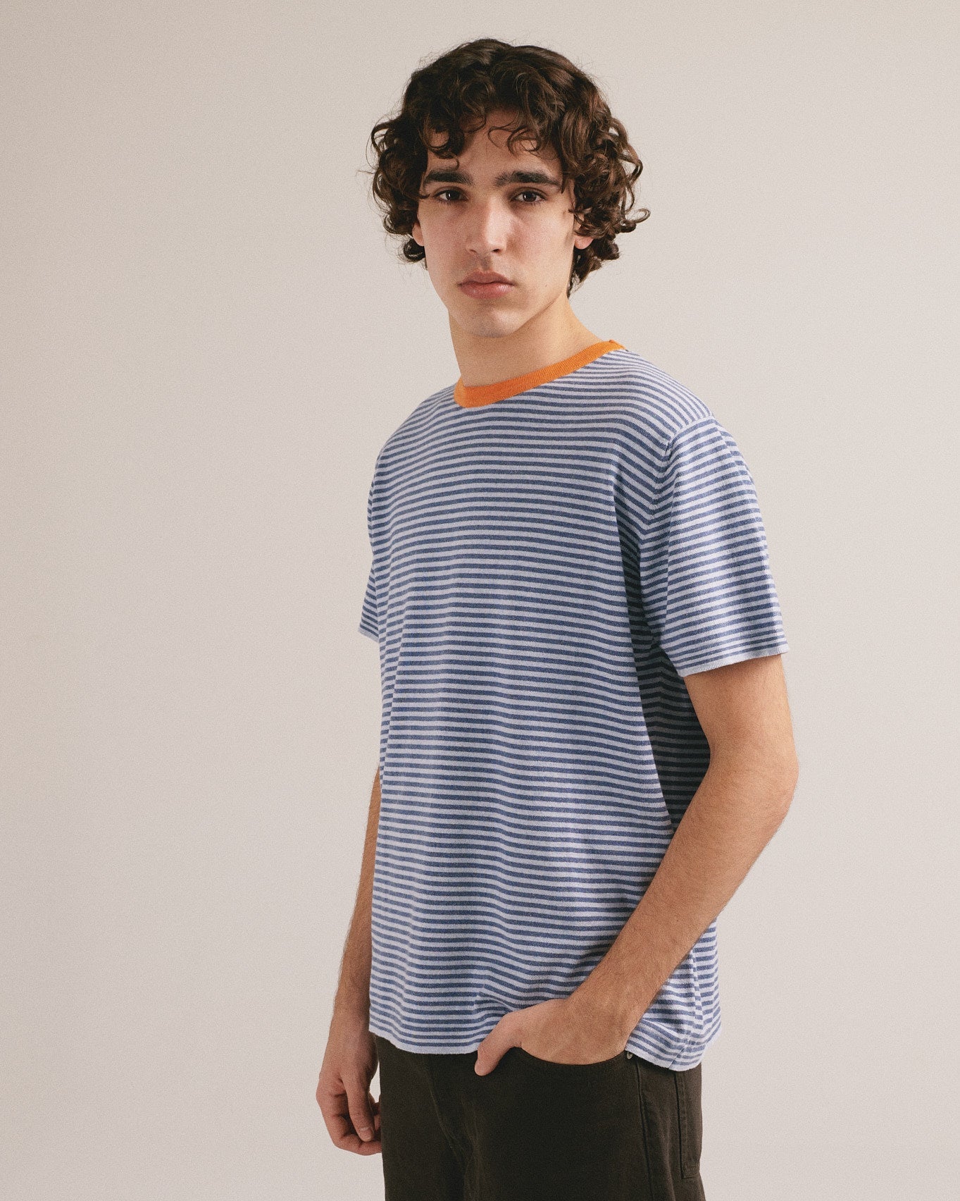 Camiseta manga corta de punto de rayas azules con cuello naranja