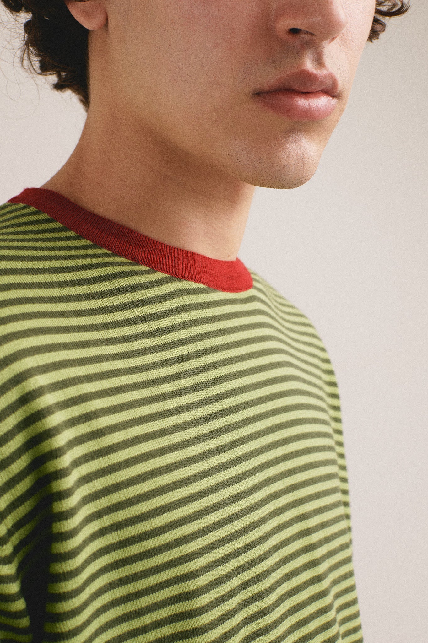 Detalle de la camiseta de rayas verde