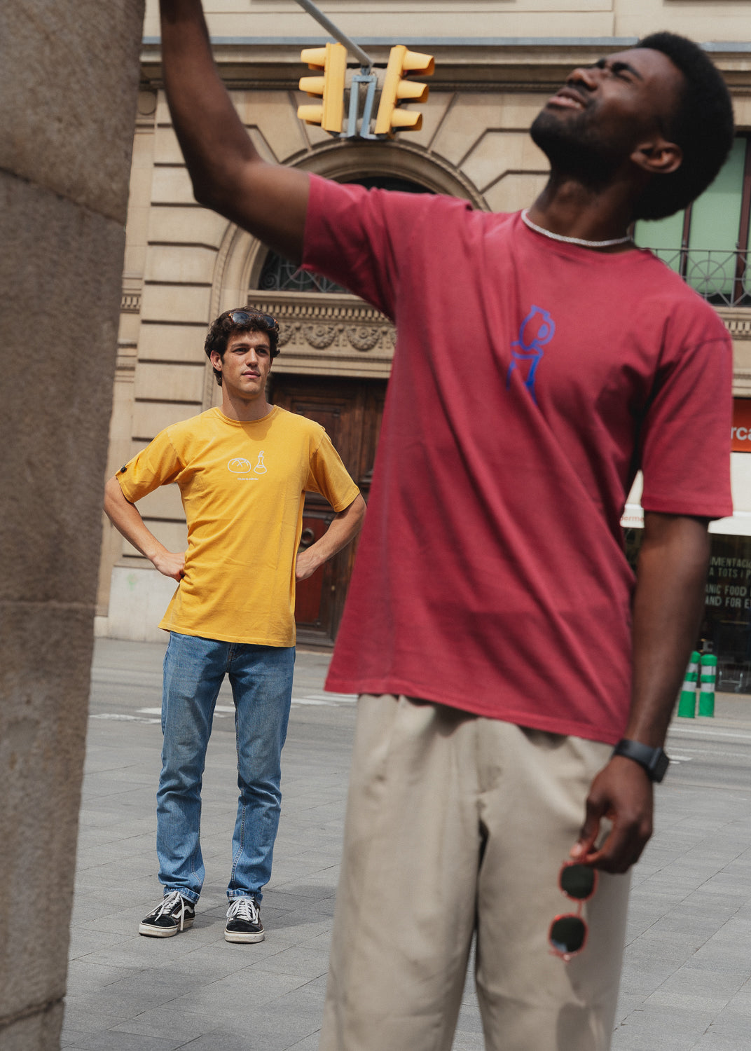 Camiseta roja - Taburete y jarrón