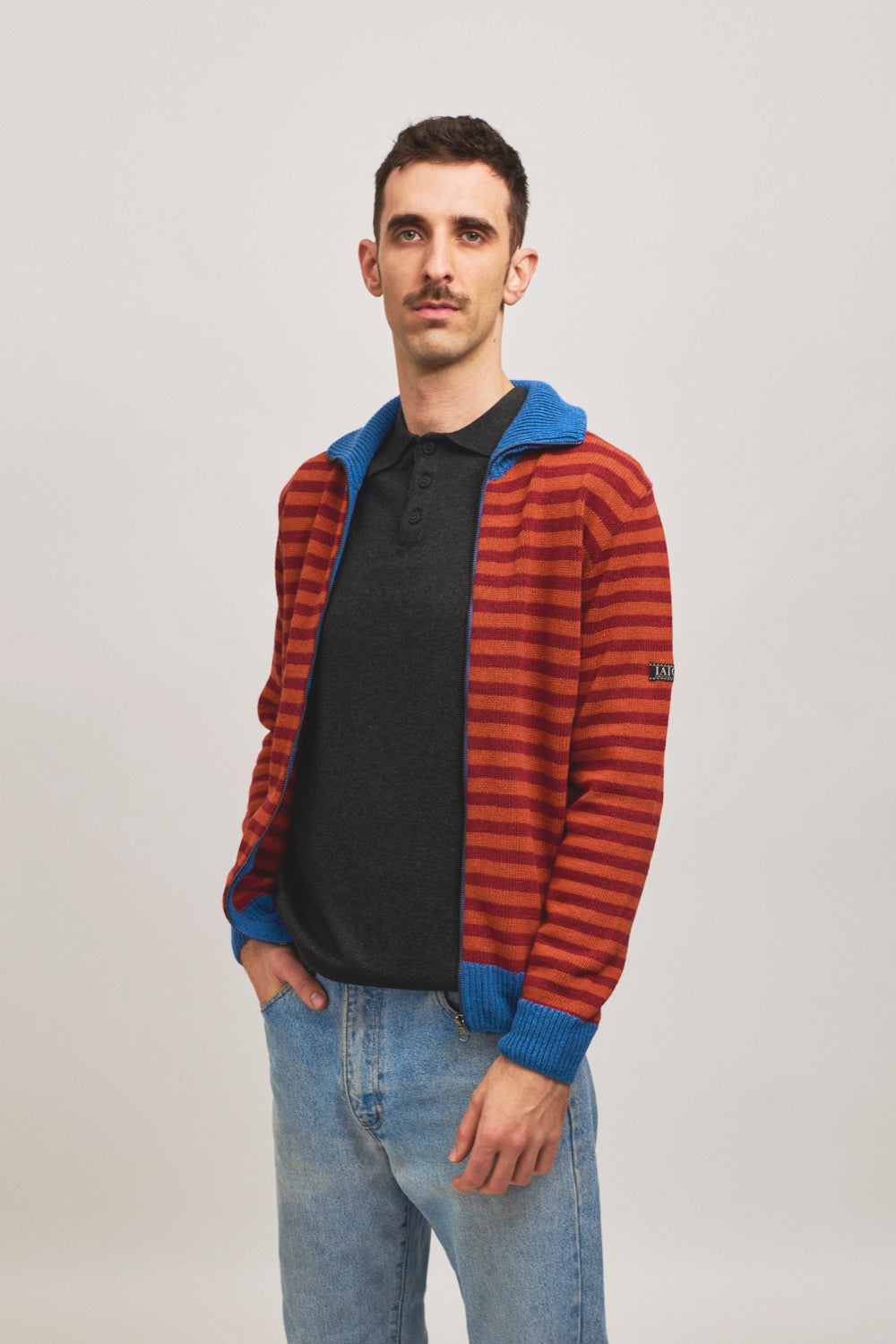 Jersey de rayas de color rojo y azul con cremallera unisex. Hecho en Catalunya, España.