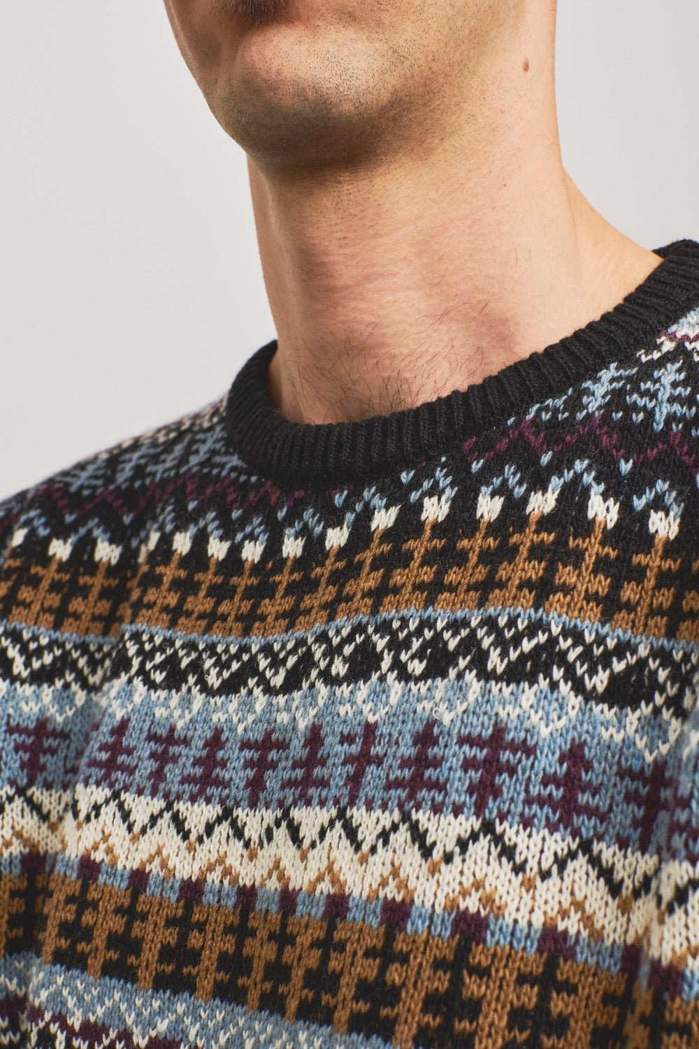 Fabricado en pequeños talleres de Cataluña, España, con hilo reciclado, es una pieza sostenible hecha para durar. Ideal para abrigarse en invierno o como regalo especial de Navidad, uniend