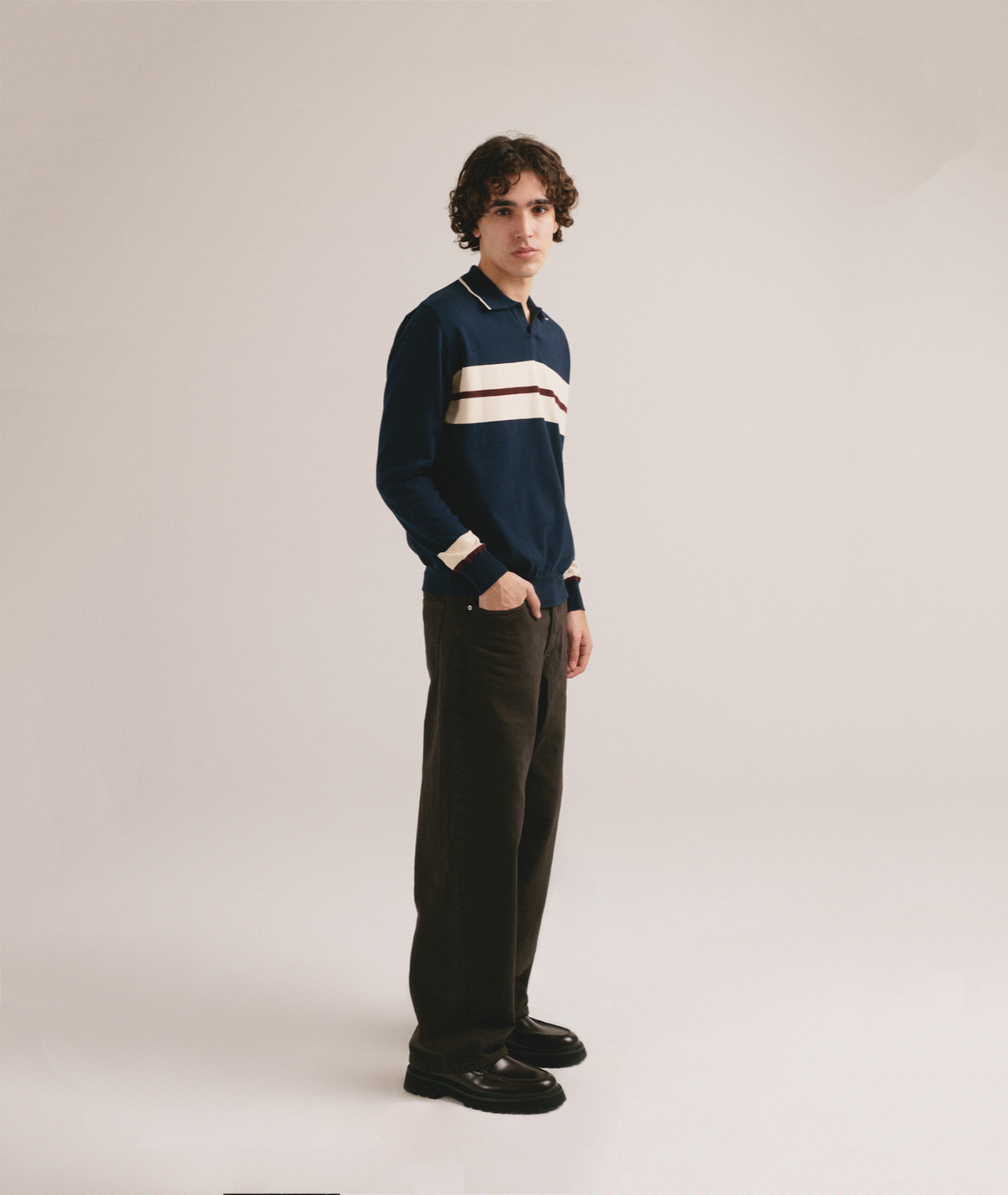 Outfit con polo azul marino de IAIOS