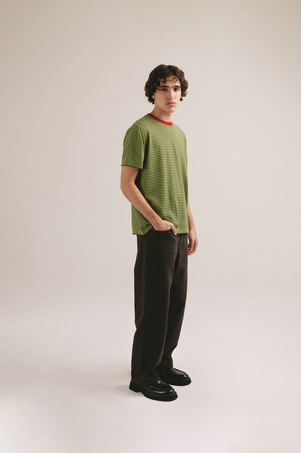 Camiseta de rayas verde con cuello rojo