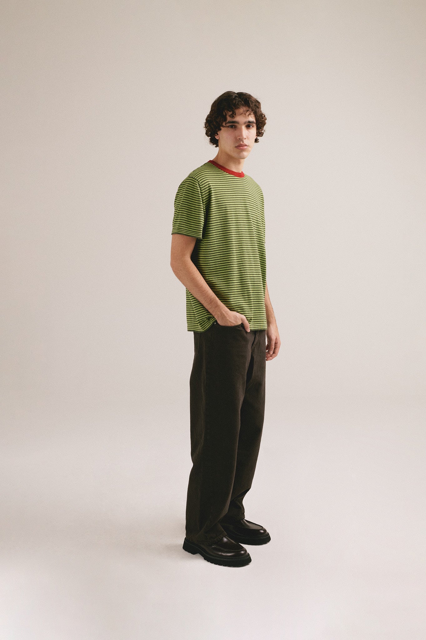 Camiseta de rayas verde con cuello rojo