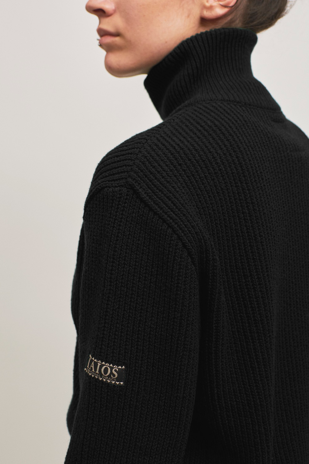 Jersey punto inglés color negro IAIOS. Hecho en Catalunya, España.