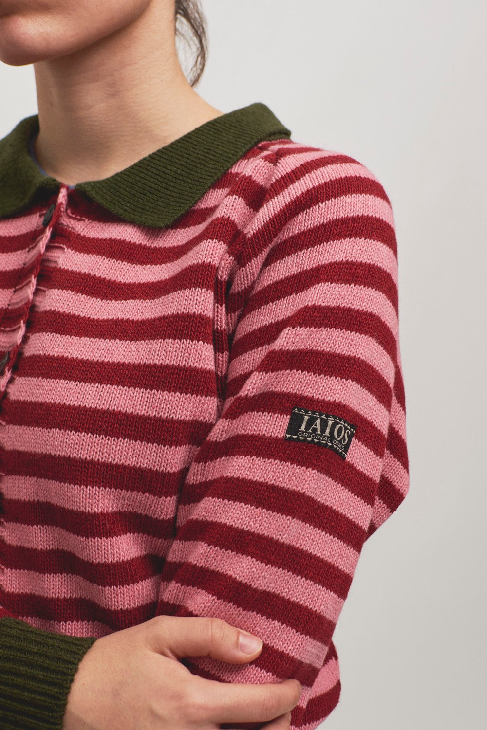 Jersey Barbara, un suéter a rayas con botones y cuello polo.