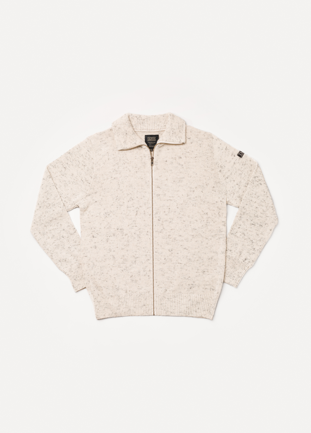 White-coloured cardigan-style zip-up jumper. Made from recycled materials and manufactured in Catalonia.