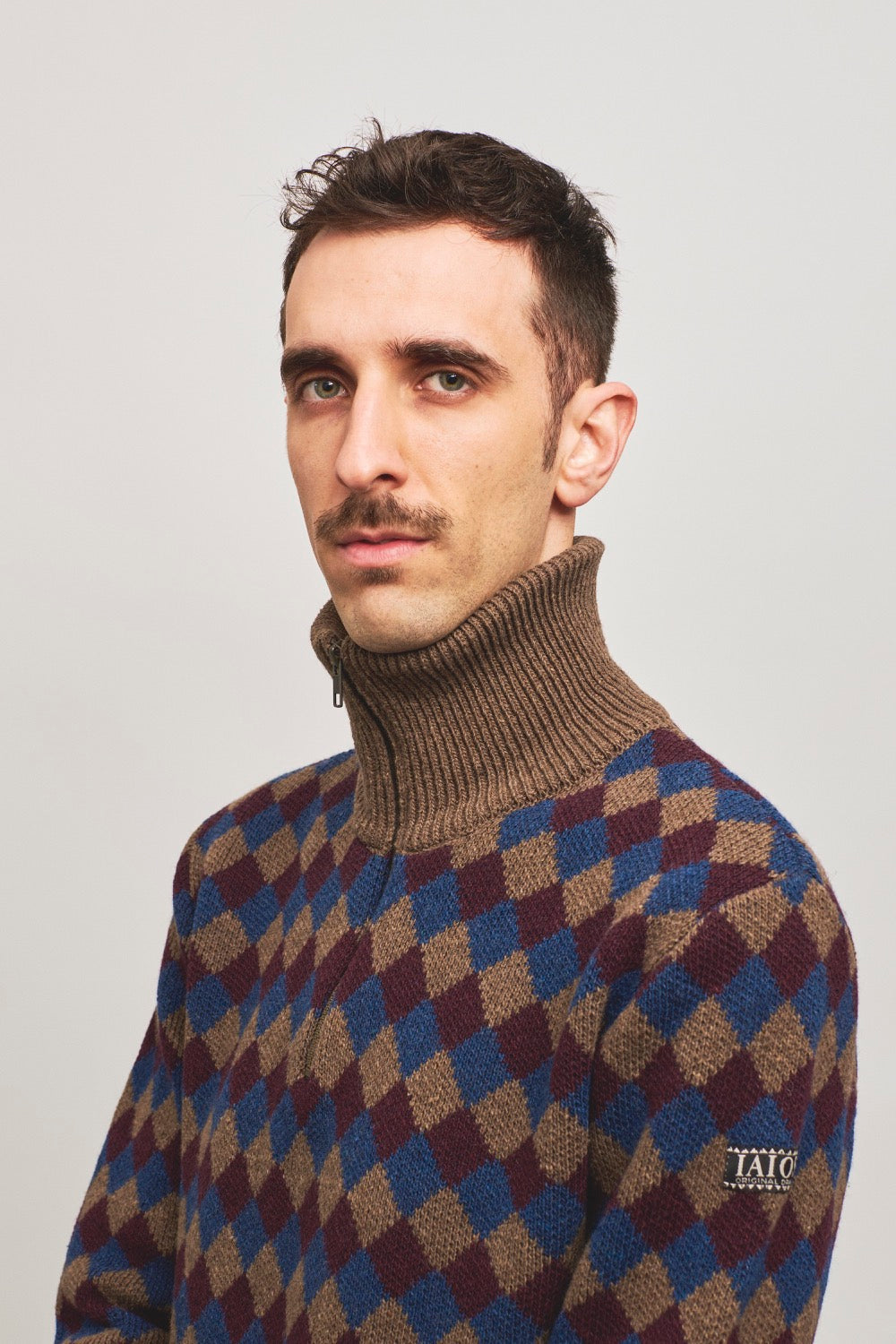 Detalle del jersei Bover con cremallera en el cuello y diseño de rombos