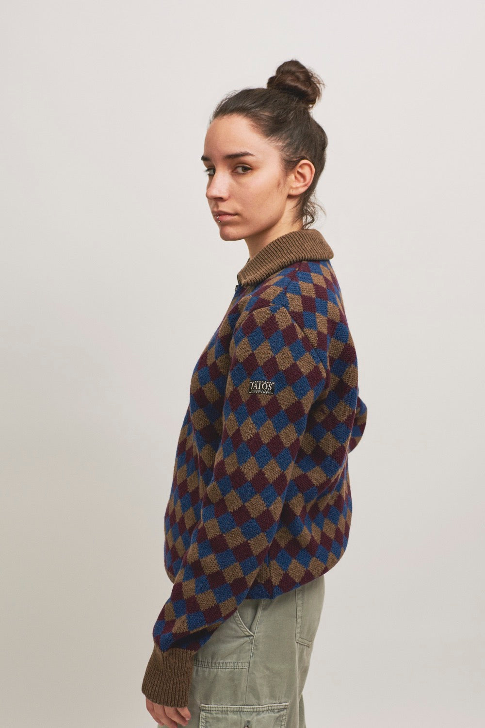 Jersey unisex de punto color marron, granate y azul con cremallera en el cuello.