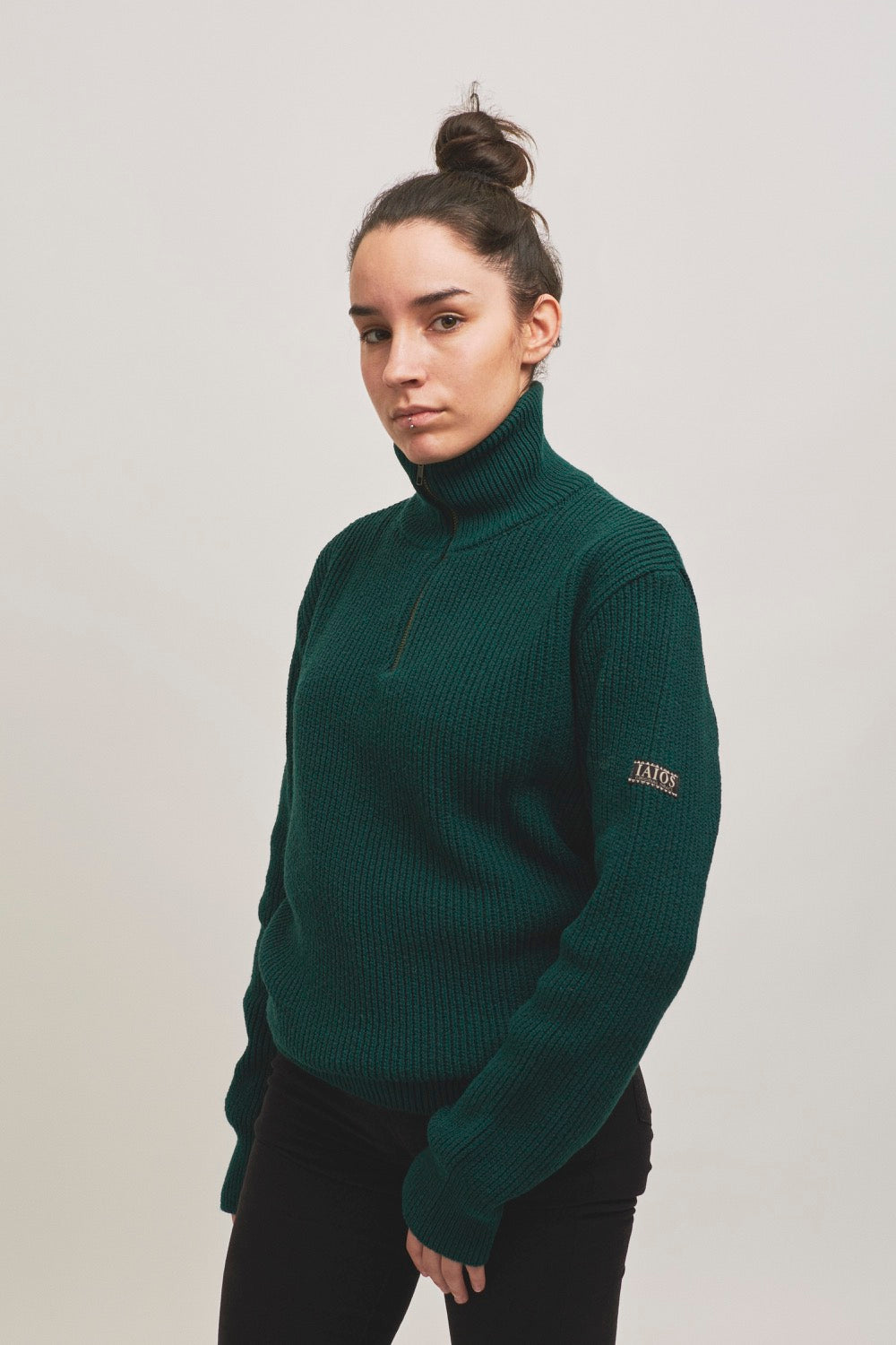 Jersey unisex IAIOS en punto inglés acanalado verde botella oscuro con media cremallera, fabricado en pequeños talleres de Catalunya con hilo reciclado.