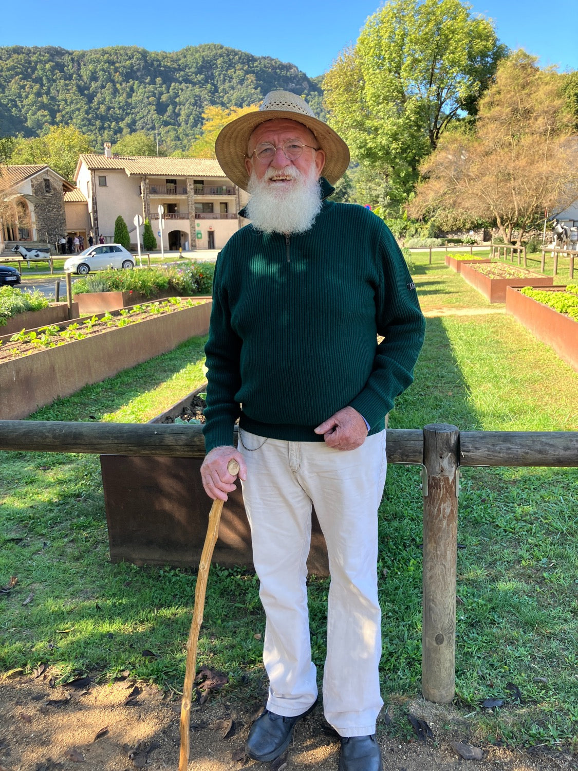 L'avi de la fageda amb el jersei IAIOS