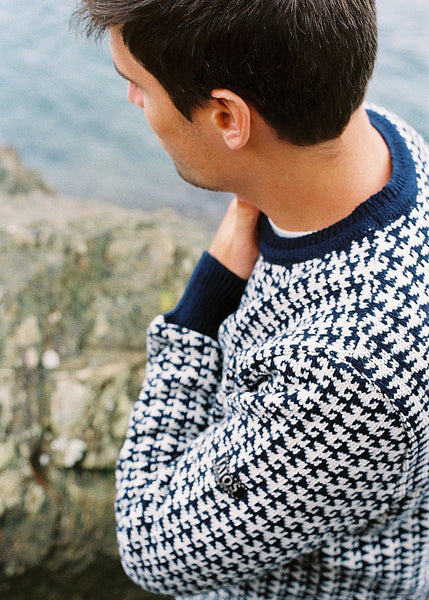 Vista del jersei en detall lateral. A la foto s' aprecia la textura i patró del disseny.