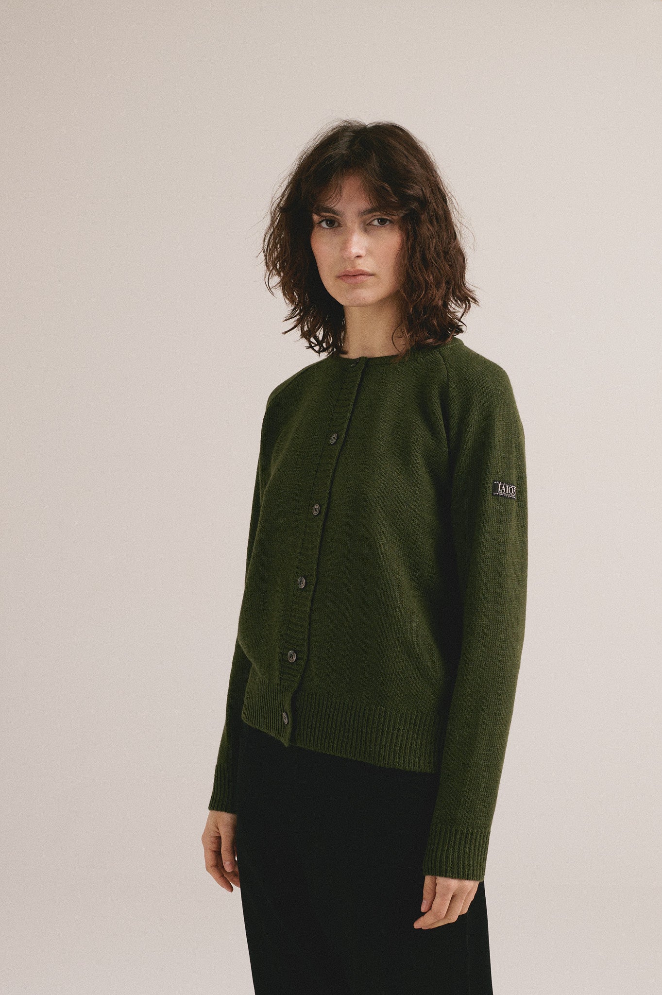 Suéter tipo cárdigan para mujer en color verde con botones delanteros, look básico de otoño invierno.