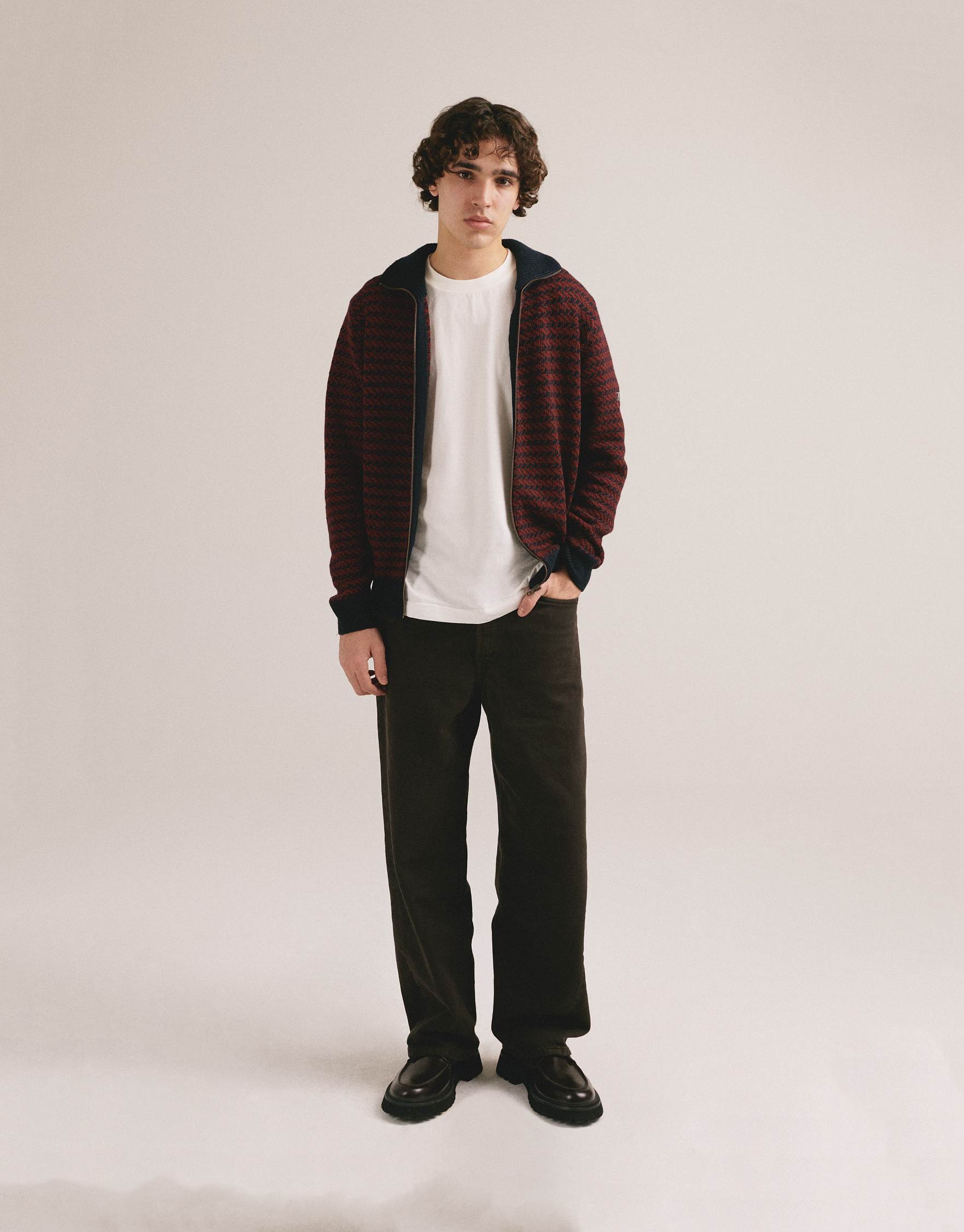Chaqueta de punto para hombre con diseño texturizado y cremallera, look de otoño invierno.