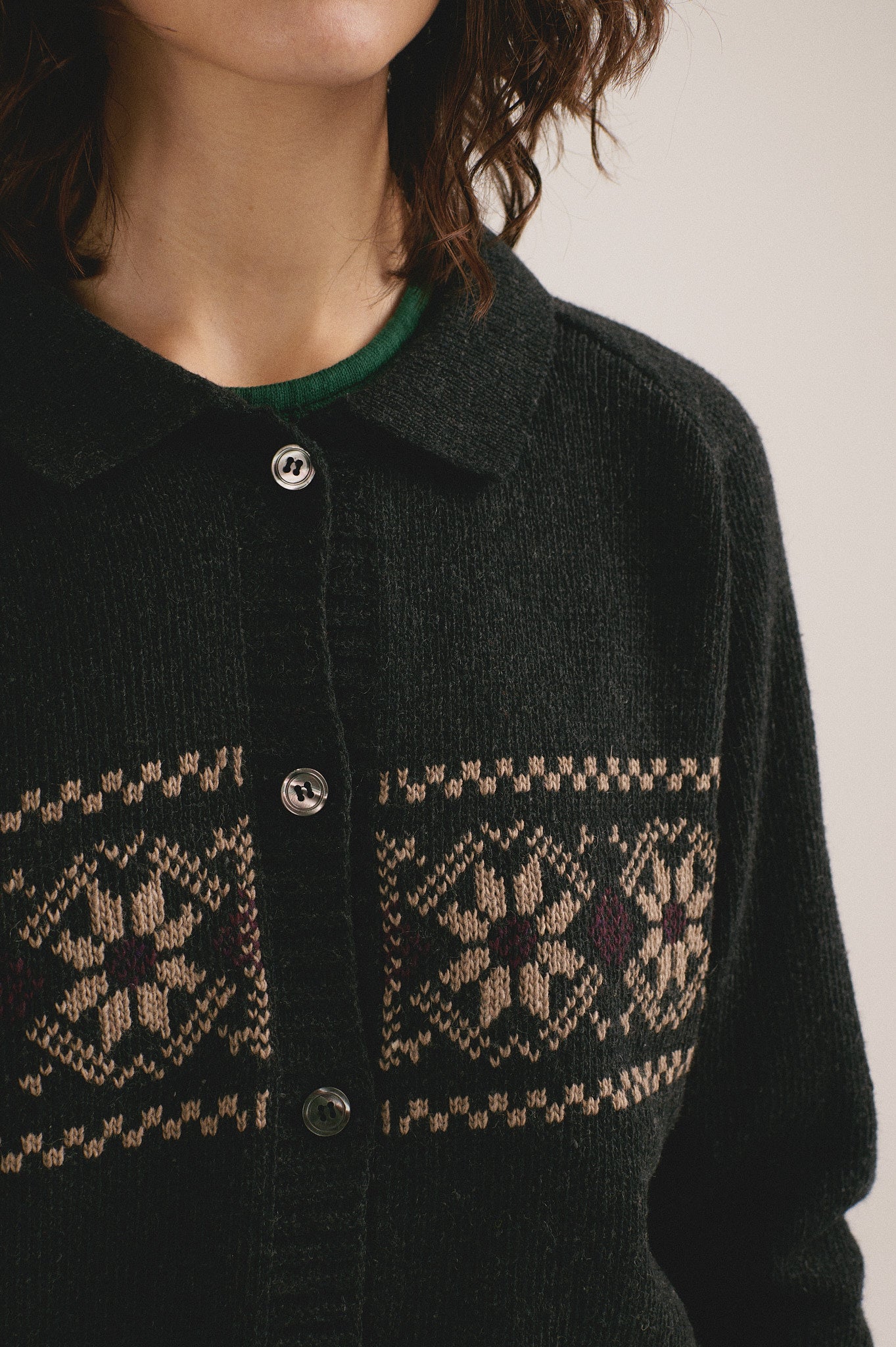 Cárdigan de punto para mujer en color negro con estampado geométrico y botones delanteros, look de invierno.