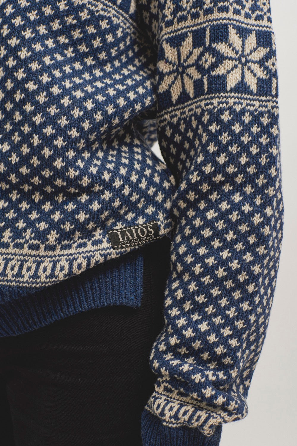 Detalle del diseño nórdico jacquard azul y blanco del jersey Clotilde unisex, tejido con hilo reciclado en talleres de Catalunya.