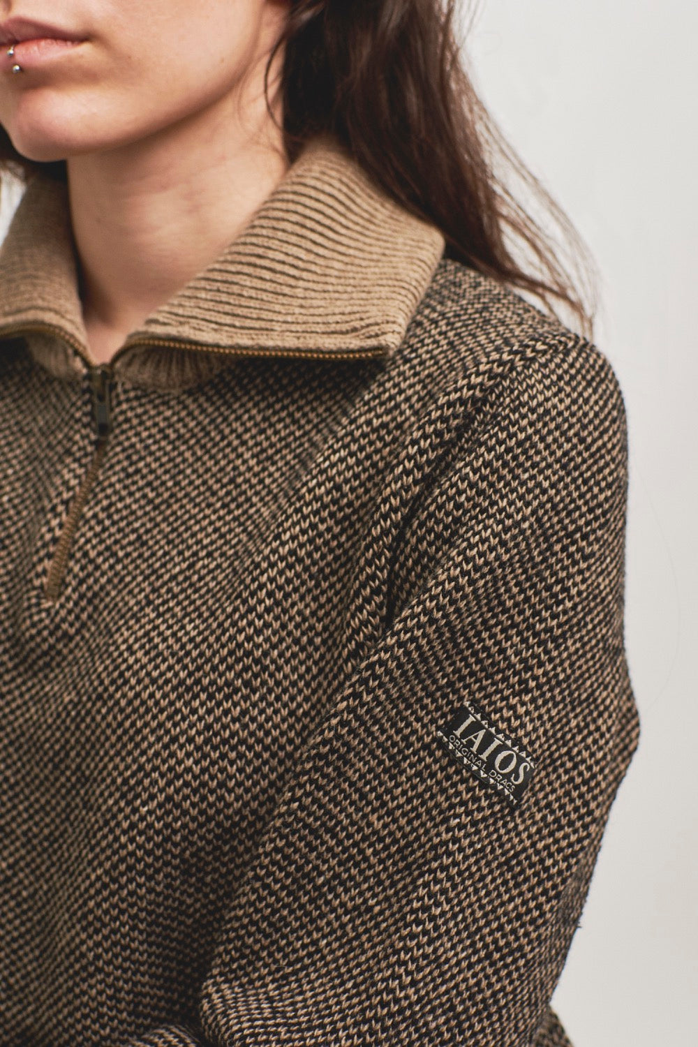 Detalle del punto nido de avispa en jersey unisex IAIOS negro y beige, tejido con hilo reciclado en pequeños talleres de Catalunya, moda sostenible.