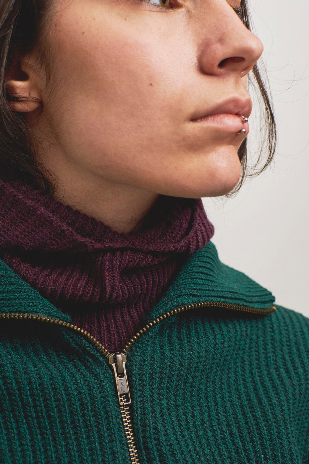 Detalle del tejido en punto inglés acanalado del jersey unisex IAIOS verde botella oscuro, hecho con hilo reciclado en talleres de Catalunya, moda sostenible.