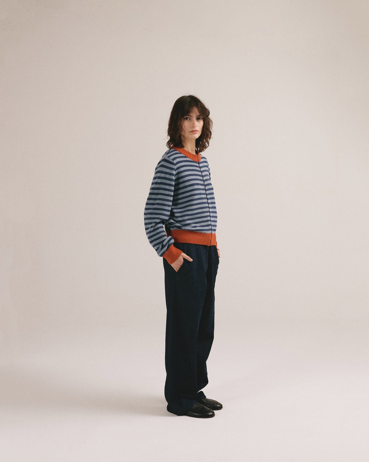 Look completo con el cárdigan azul de rayas con cremallera La abuela de los colores de IAIOS
