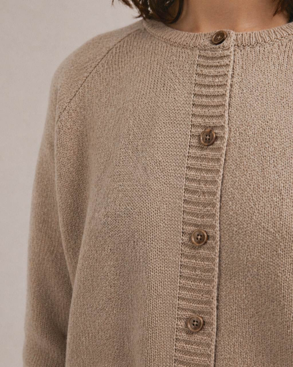 Detalle del cuello del cárdigan con botones Angeleta de IAIOS en beige