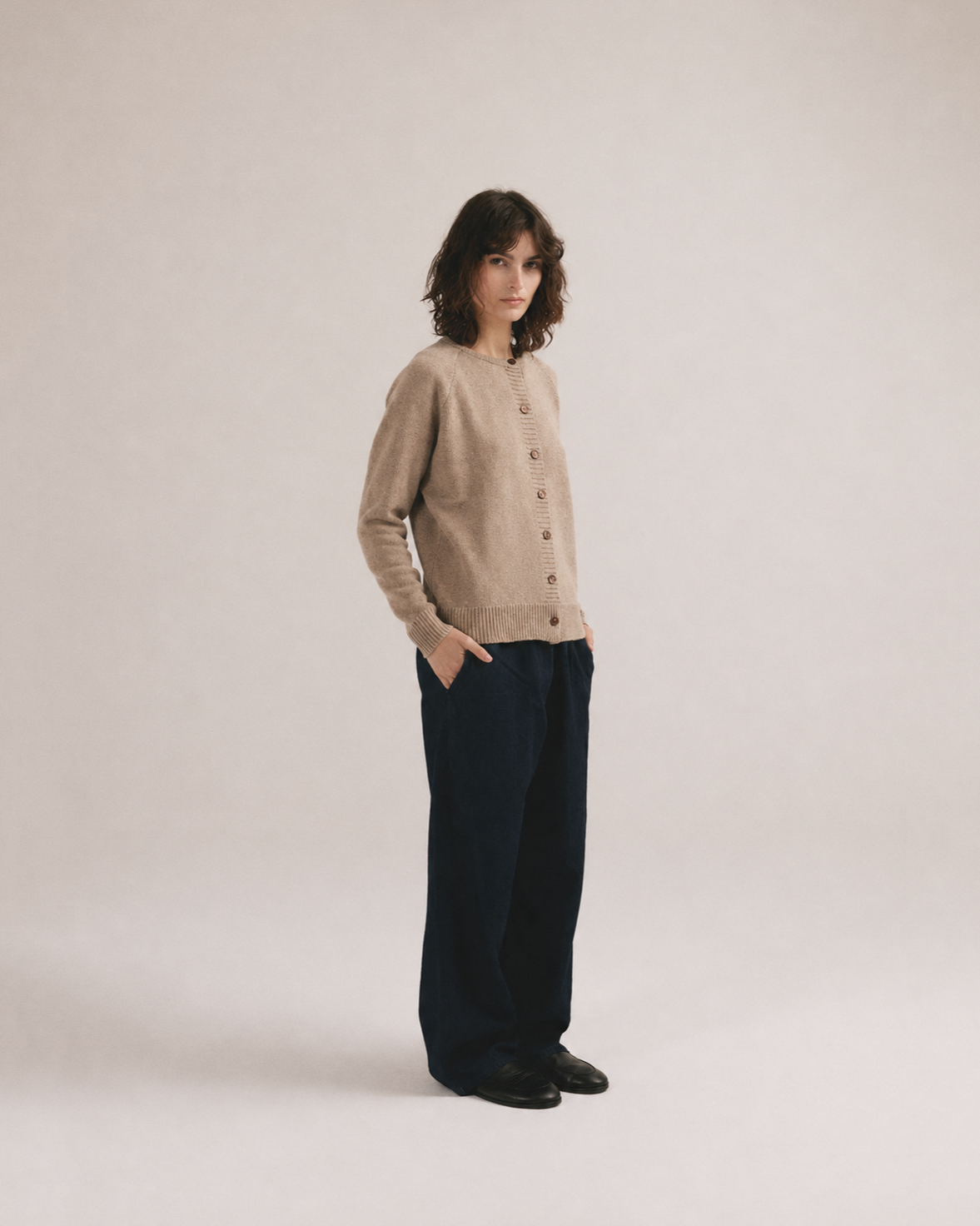 Look completo con el cárdigan con botones Angeleta de IAIOS en beige